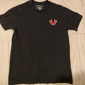 Men true religion shirt (LIKE NEW!) only worn 1 time basically new